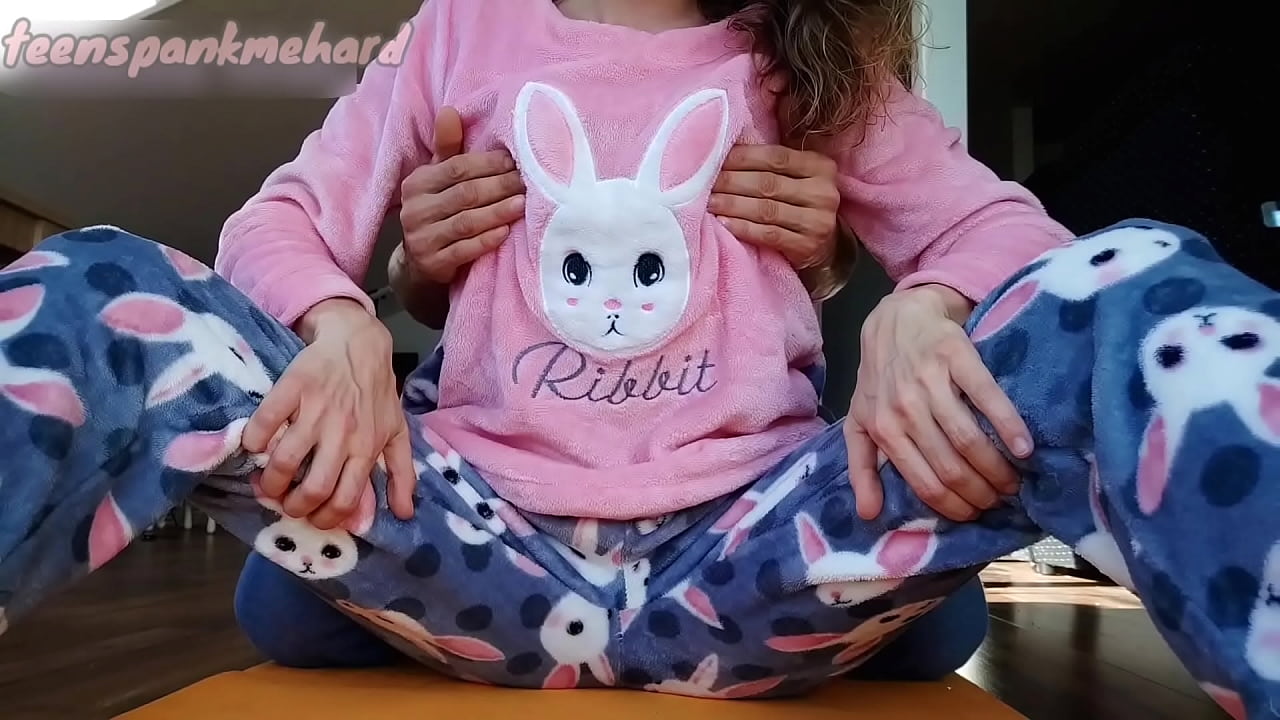 Demi-frère taquine ses petits seins et sa chatte mouillée, demi-soeur en pyjama