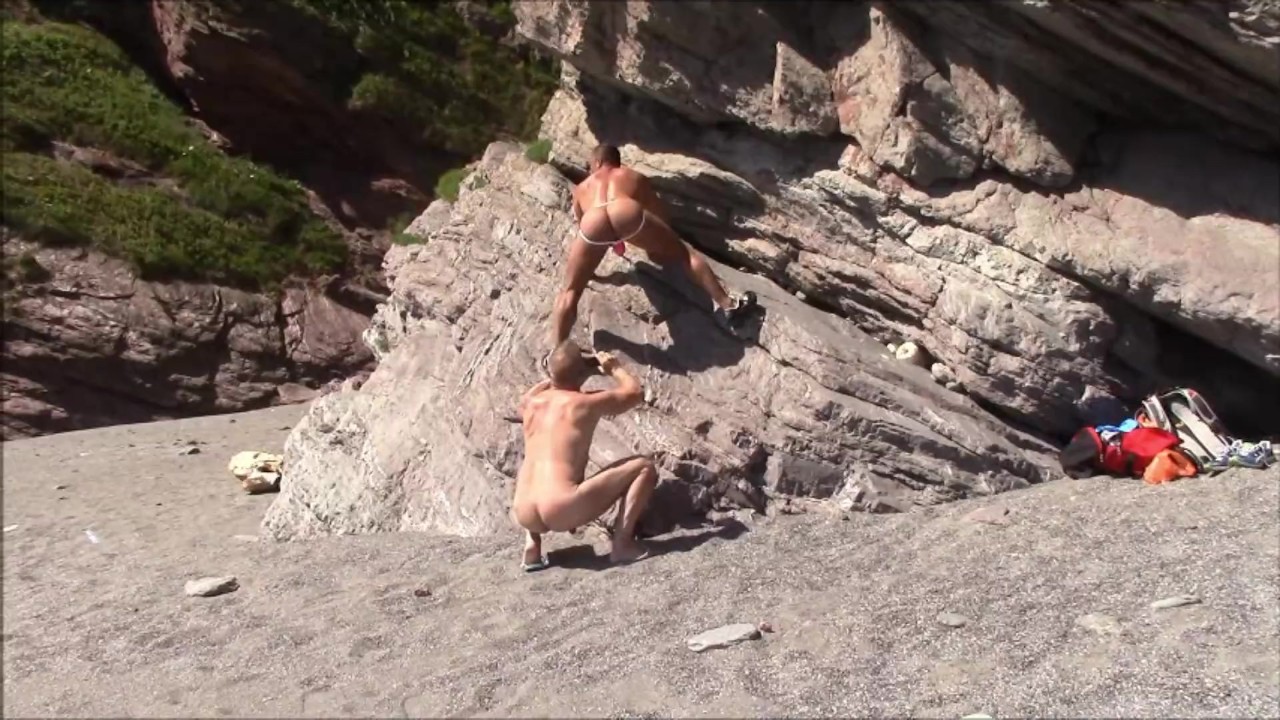 Séance Photo En Sous-Vêtements Sur Une Plage De Nudistes