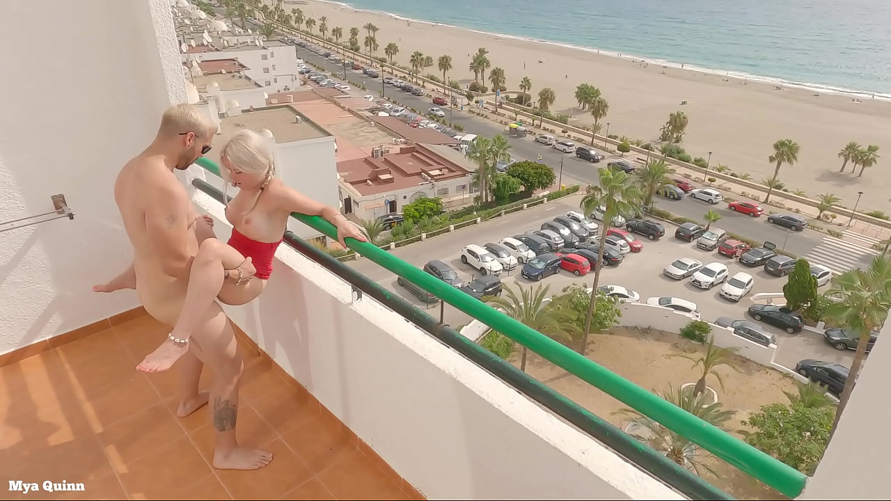 Sexe sur le balcon, vue sur la plage, pipe en extérieur, sperme sur les seins